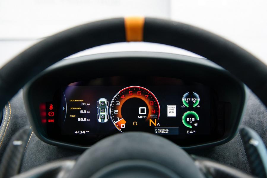 Панель приборов McLaren 600LT Vega Blue 2019 года  (фото 3 из 36)
